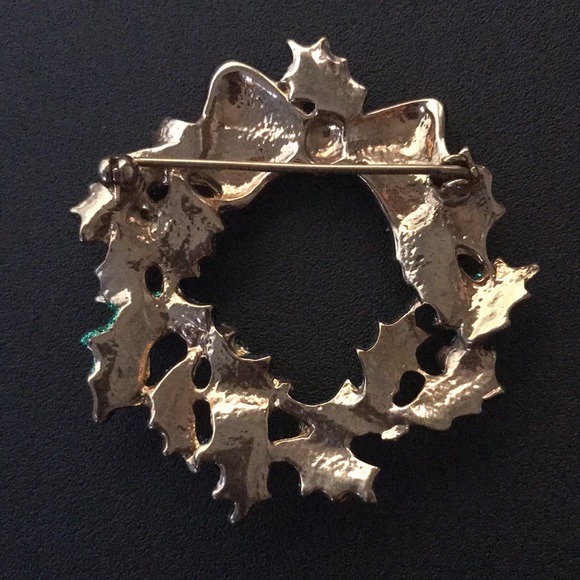 Christmas Holiday Winter Wreath pin- 2” X 2” enamel and glitter Like New - Picture 5 of 7